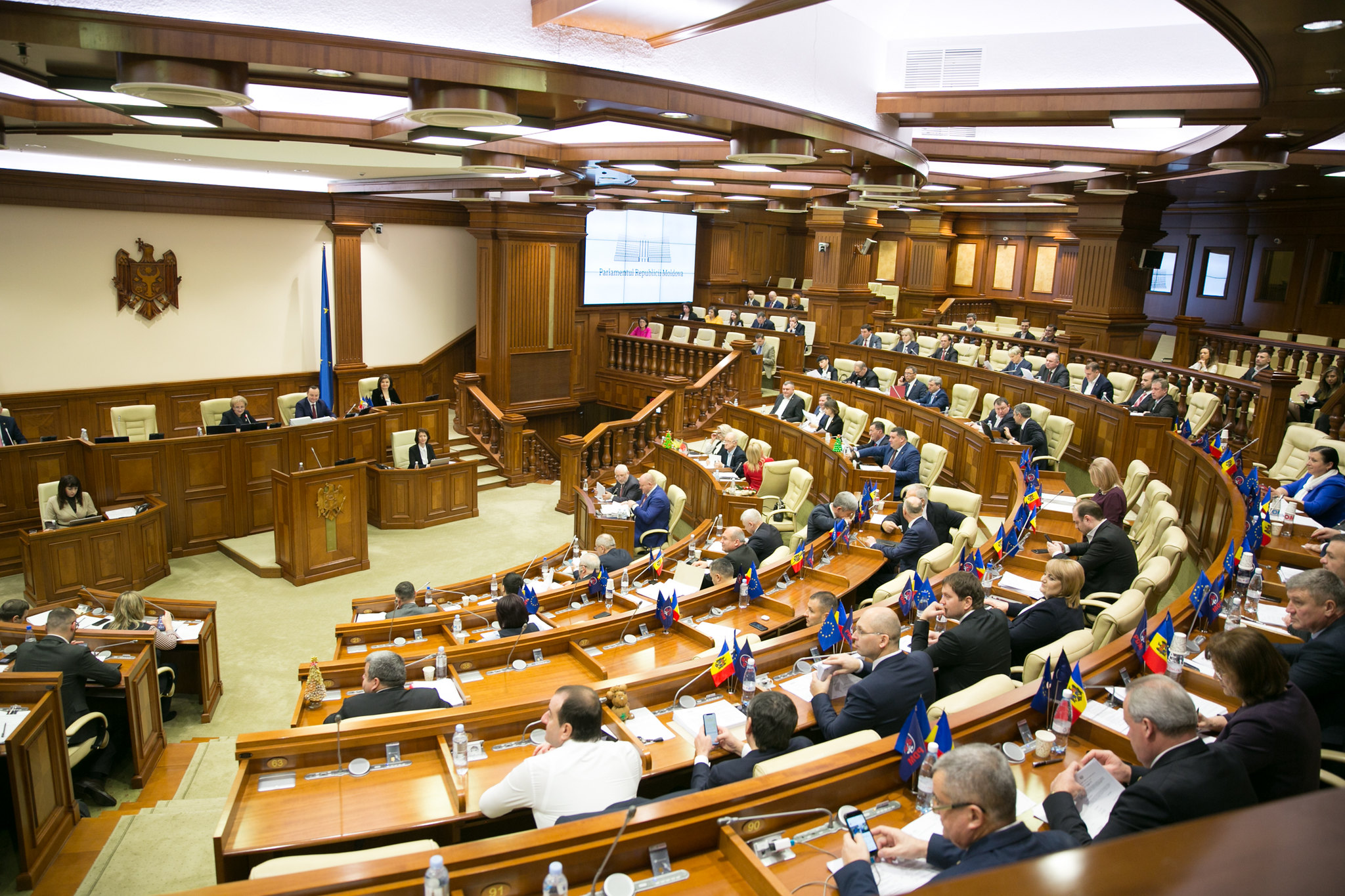 8 законопроектов. Депутаты парламента Молдова. Заседание парламента Молдова. Парламент Молдова проголосовал. Депутаты законодательных органов.